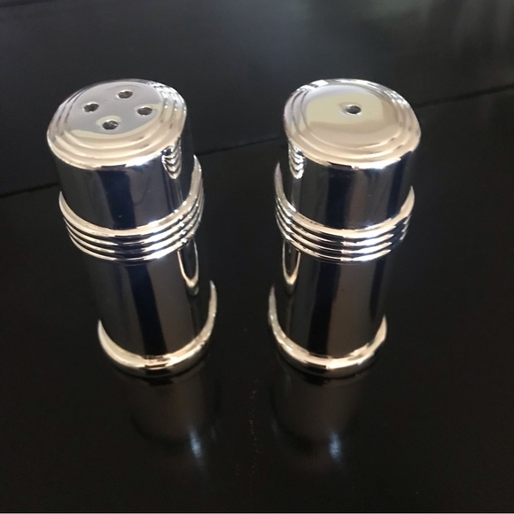 Wedgwood Windsor Small Salt & Pepper Shakers in original box, each 2 1/4” tall. - Picture 4 of 15